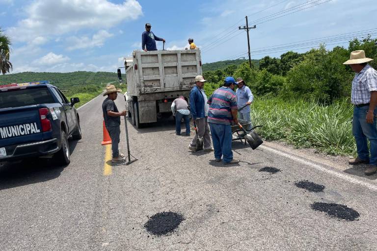 Repara Ayuntamiento de Escuinapa baches en Carretera México 15