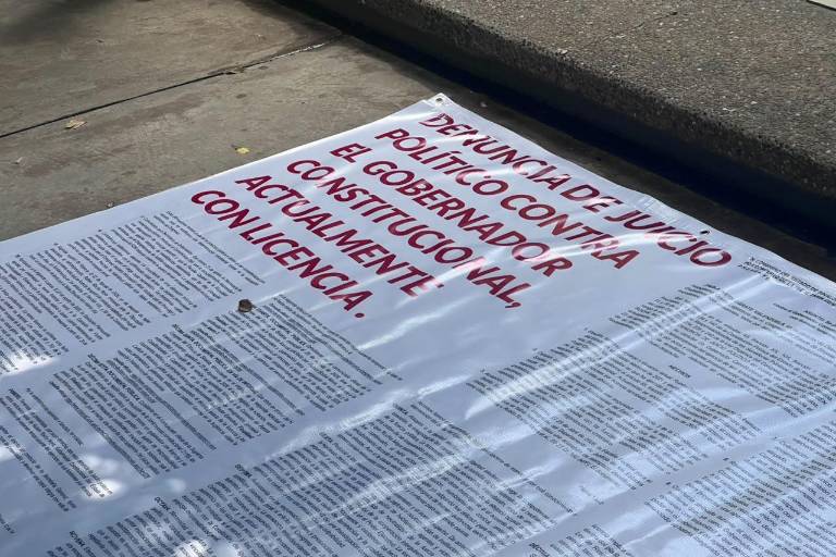 Lona colocada en el Congreso de Sinaloa para demandar un juicio político contra Rubén Rocha Moya.