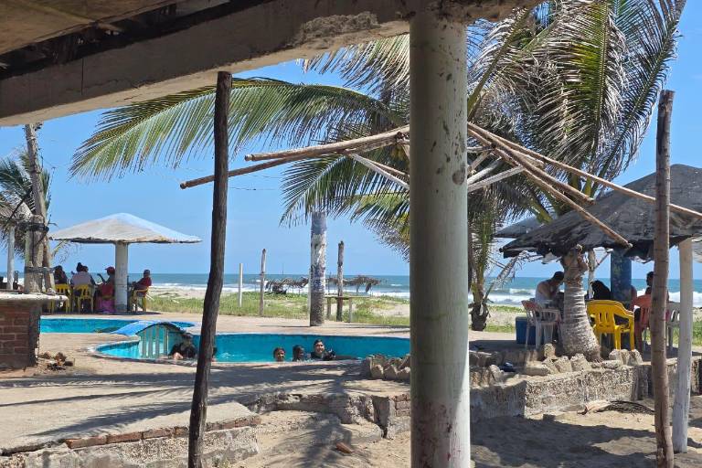 Playa El Caimanero registra baja afluencia durante periodo vacacional
