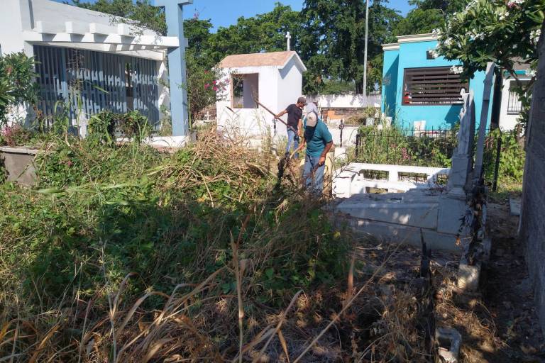 En Rosario inician trabajos de limpieza en panteones previo al Día de Muertos