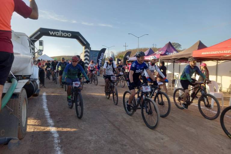 Más de 300 ciclistas celebran séptimo aniversario de Ciclomaz