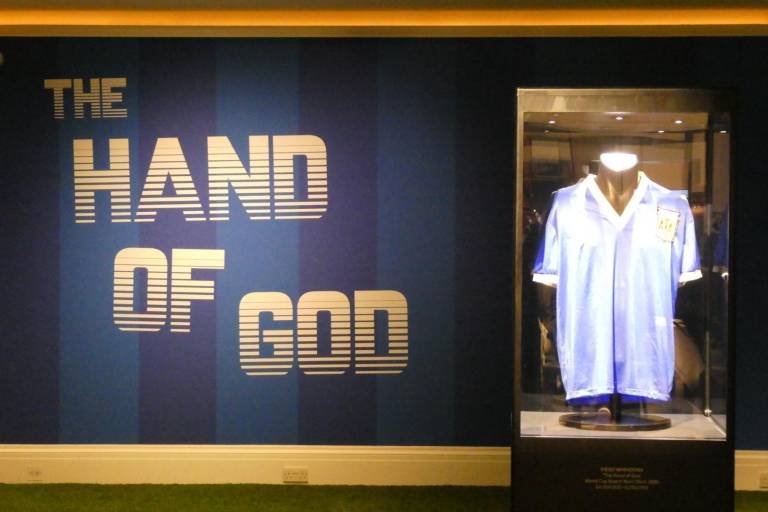 Camiseta que Maradona usó ante Inglaterra establece récord de subasta