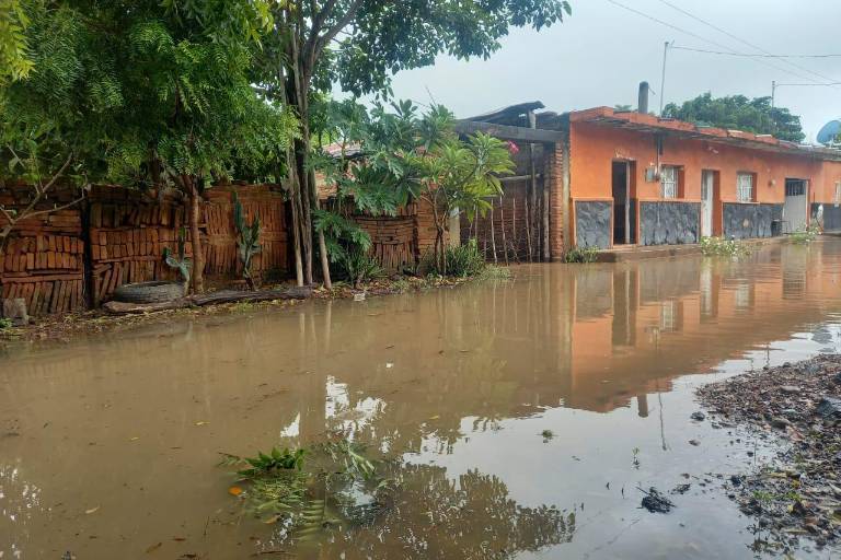 Provoca huracán Orlene desbordamiento de río, inundaciones, evacuados, deslaves y caída de árboles y postes
