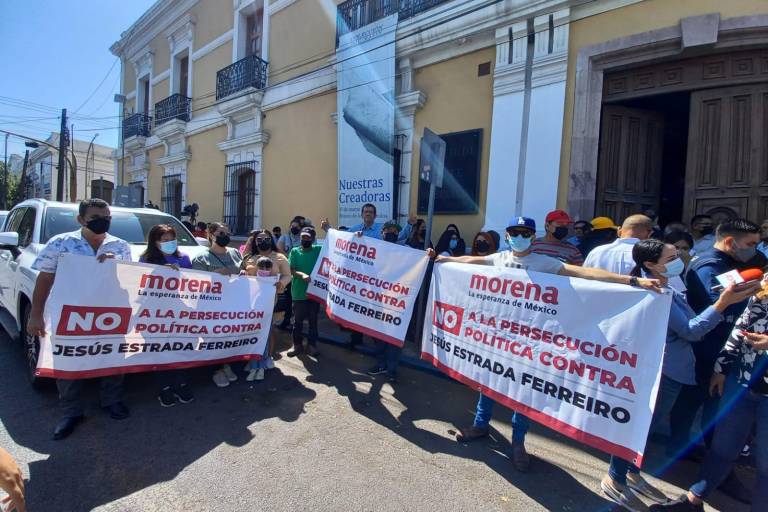 Regidores de Morena se manifiestan a favor de Estrada Ferreiro en evento de Rocha Moya