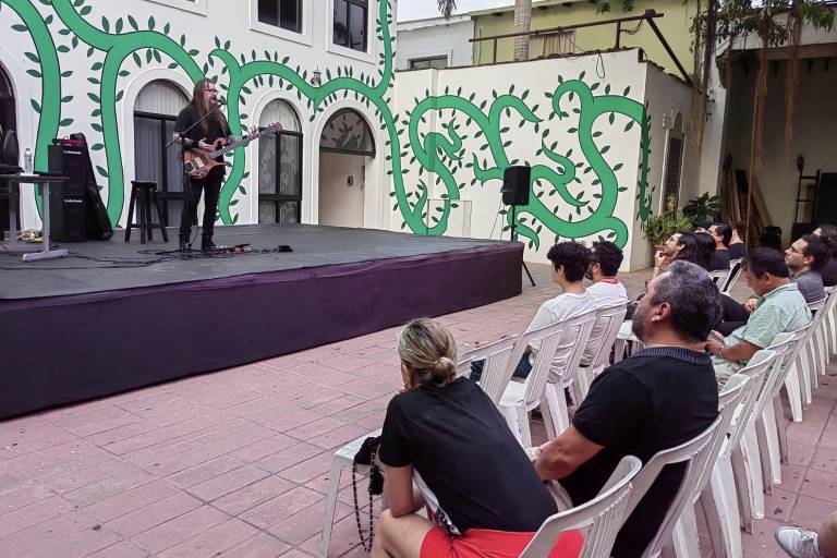 Presenta Kello González su disco ‘Above the great beyond below’