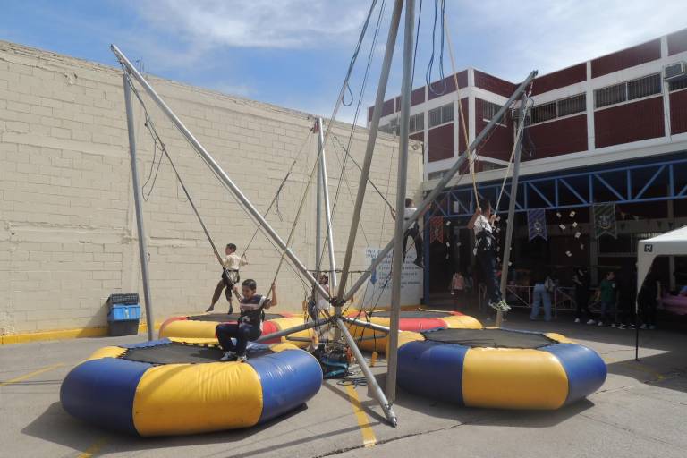 Con juegos mecánicos, trampolín y música celebran su Día del Niño