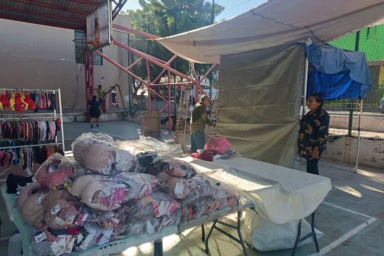 El Tianguis Navideño de la colonia Juárez ofrece una gran variedad de mercancía.