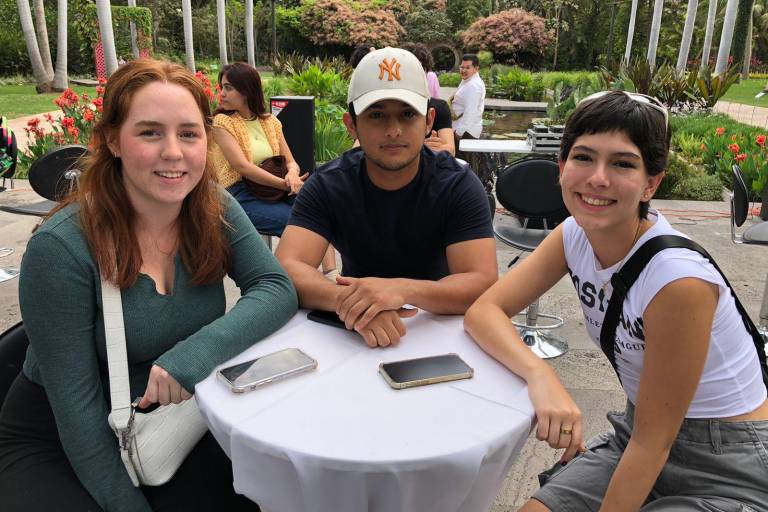 Aplauden jóvenes las propuestas del músico y empresario Sergio Lizárraga