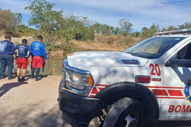 Encuentran vehículo hundido en un canal del ejido Huizaches, en el sur de Culiacán