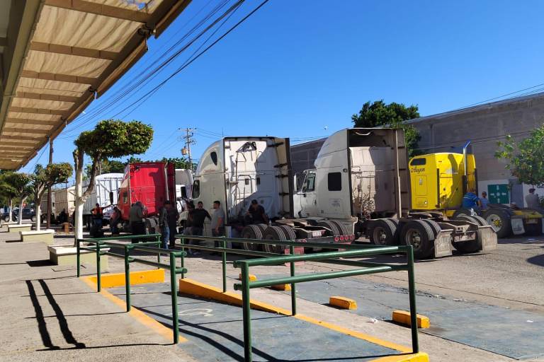 Transportistas toman la Subdelegación del IMSS, y acusan cobros arbitrarios por $8 millones