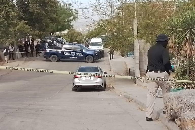 Hallan a dos jóvenes amordazados y asesinados en vehículo, en Culiacán
