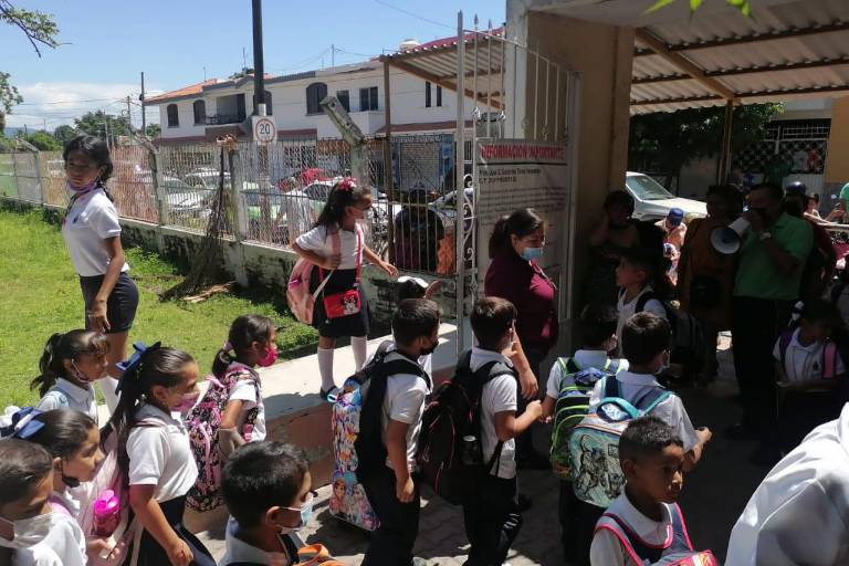 Padres de familia en Escuinapa toman las instalaciones de primaria