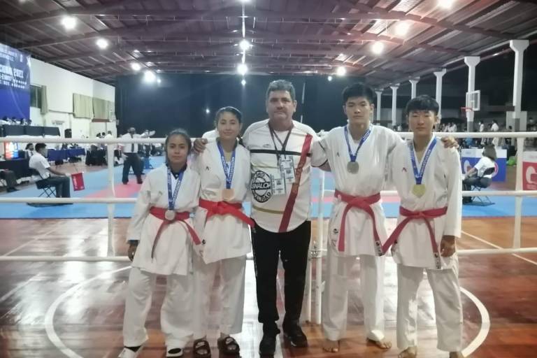 Medallas de oro, plata y bronce consiguen mazatlecos en competencia nacional de karate