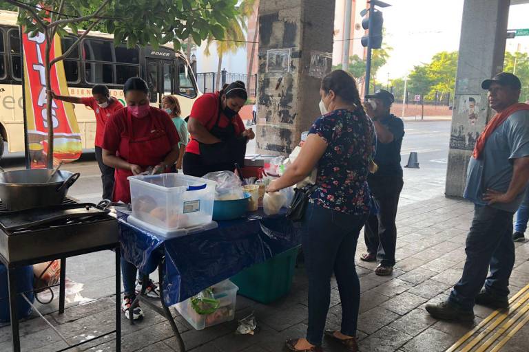 Junto con el frío, vuelven los puestos de chocolate, atole y gorditas al centro de Culiacán