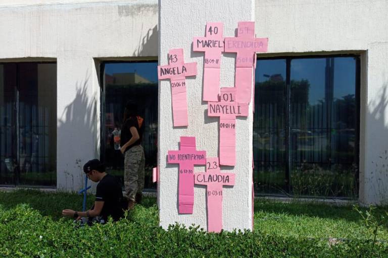 Ni una más, se manifiestan colectivos de mujeres en Fiscalía General del Estado de Sinaloa