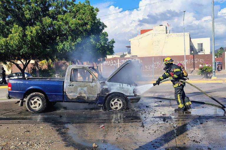 Se incendia camioneta en la avenida Las Torres, en Mazatlán