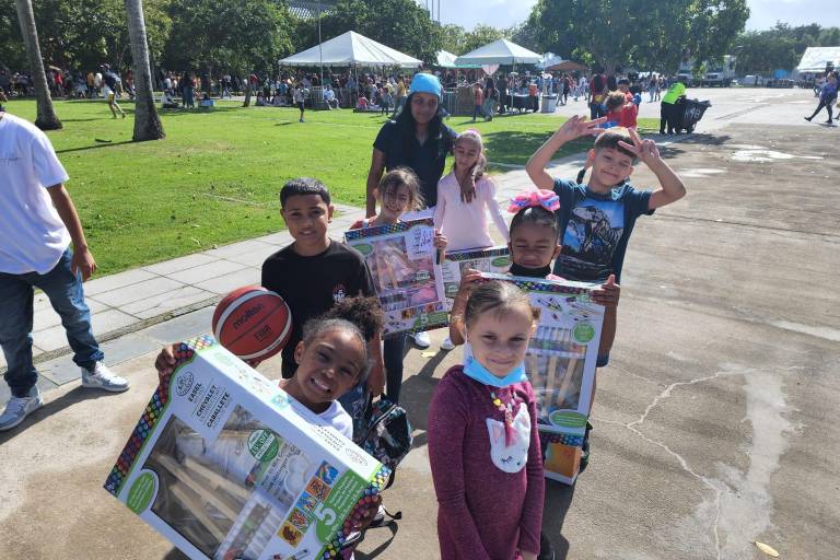 Bad Bunny lleva alegría a más de 25 mil niños en Puerto Rico