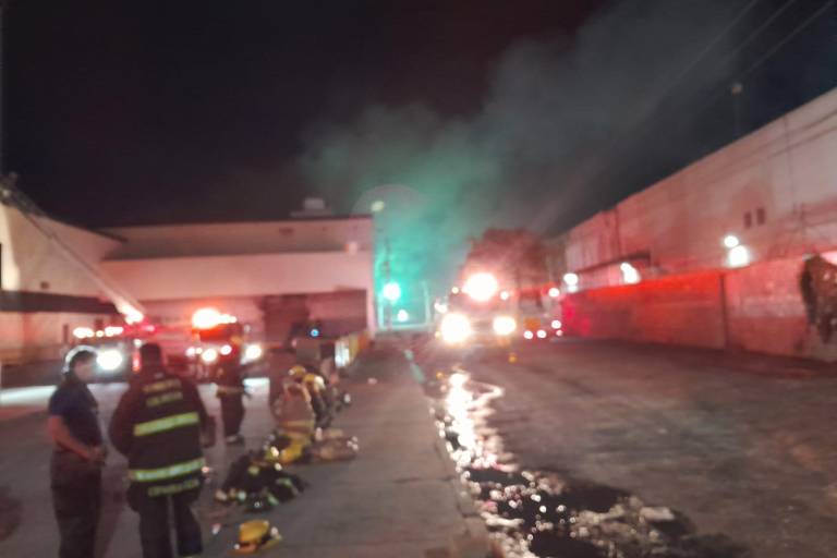 Se incendia bodega en plaza comercial de Culiacán en la madrugada de este sábado