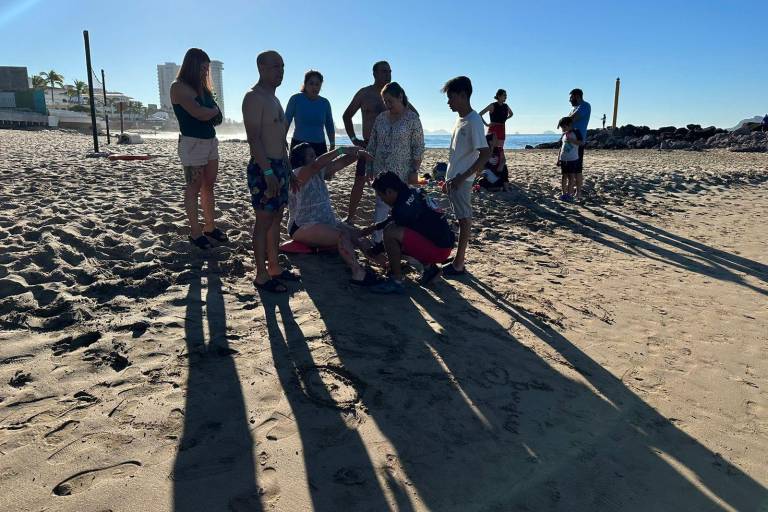 Pone a salvo Policía Acuática a 5 personas en dos intervenciones en playas de Mazatlán