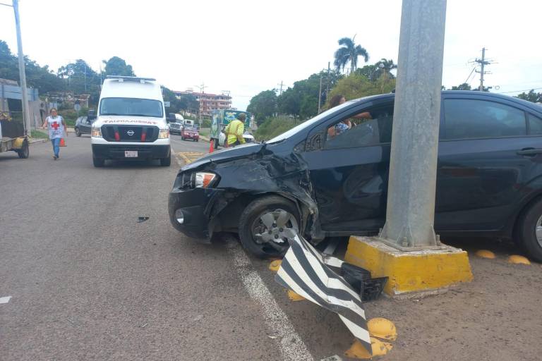 Chocan tráiler y vehículo en el Puente Río Baluarte