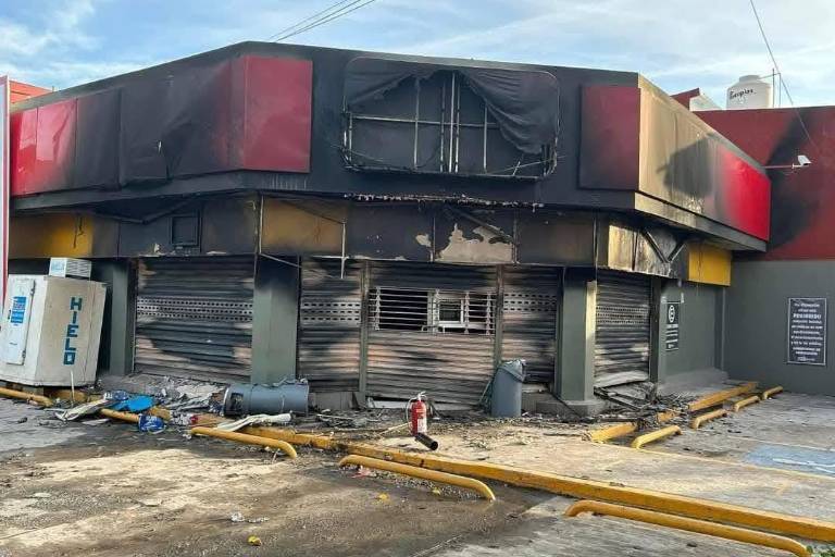 Incendian tiendas, vehículos y atacan caseta de policía el último día del año en Tabasco