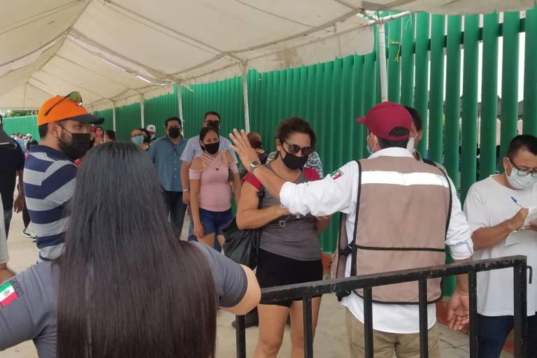 Vacunan contra el Covid-19 a jóvenes de 18 años, y aplican segundas dosis a adultos de 40 años, en Culiacán