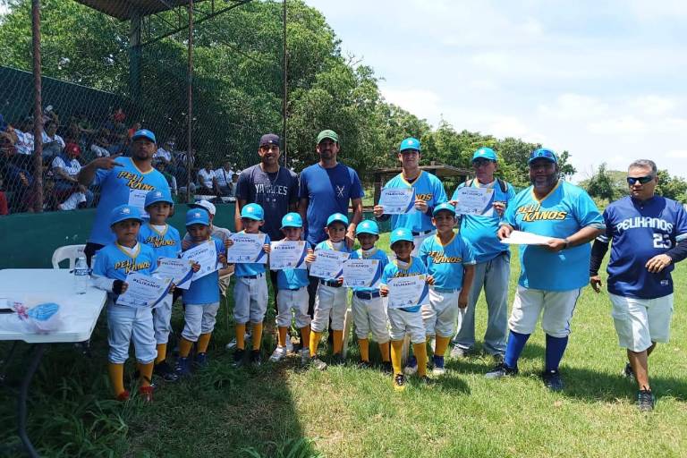 Prospecto de Yanquis motiva a peloteritos de Liga Pelikanos