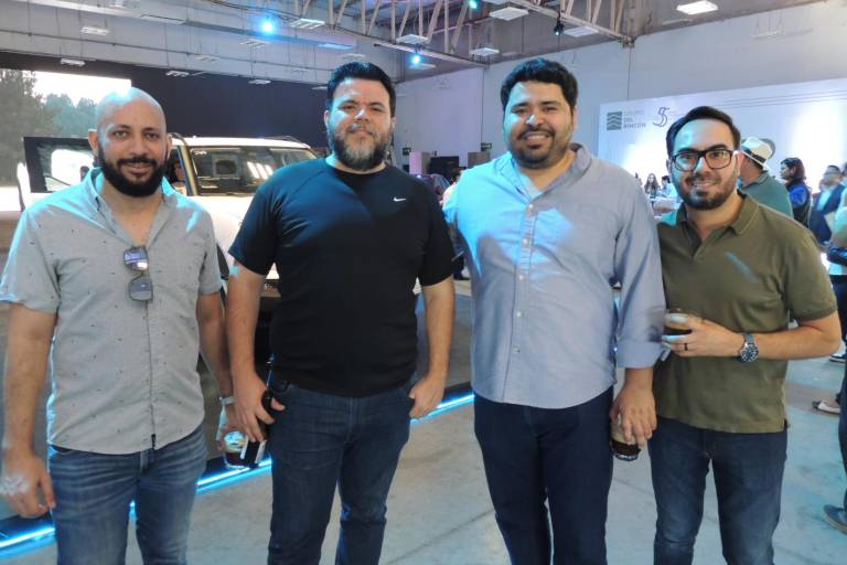 Disfrutan la conducción de la nueva pickup BYD Shark