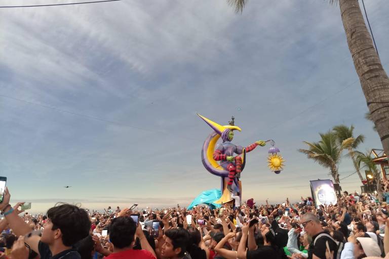 Se despiden del eclipse con música y alegría en las letras de Mazatlán, en el malecón