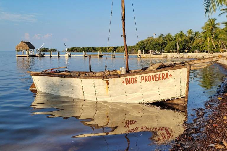 Llegan a Florida 23 cubanos en un velero rústico