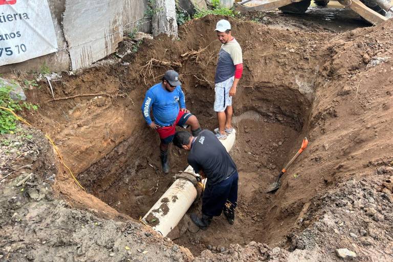 Reparan tubería dañada y reinician suministro de agua en El Conchi y ocho colonias