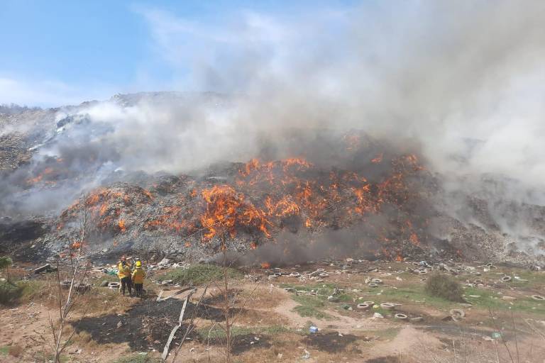 Continúan los intentos para sofocar incendio en relleno sanitario de Mazatlán