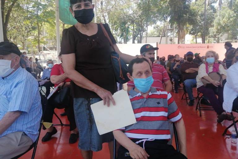 Héctor, de 61 años y con síndrome Down, recibe la vacuna de la mano de su hermana