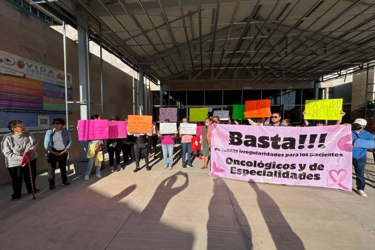 Se manifiestan pacientes de oncología del IMSS por desabasto de medicamento