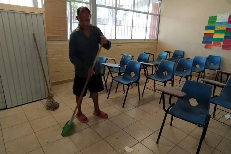 Acuden a limpiar escuelas en Mazatlán y las encuentran sin luz ni agua por robo de cables y tuberías