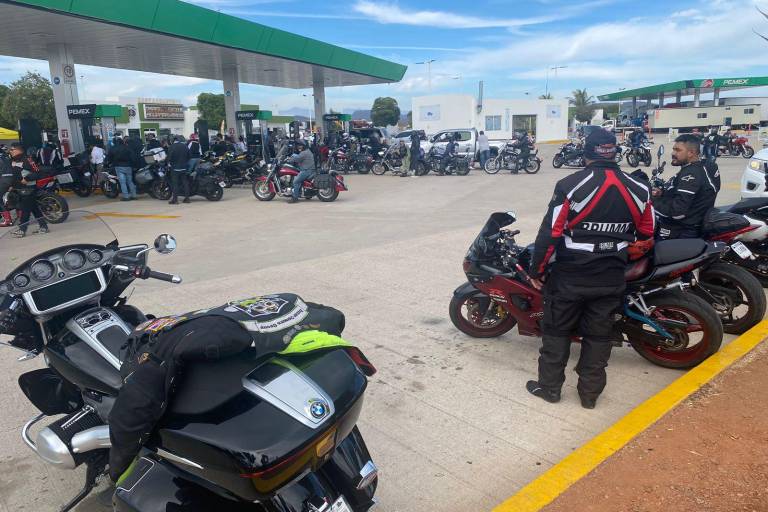 Bikers llenan gasolinera para cargar la gota antes de arribar a Mazatlán