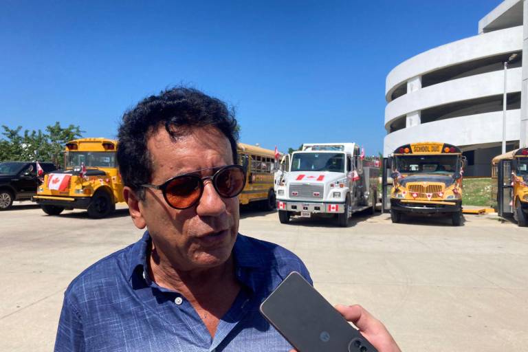 Entregan rotarios canadienses siete unidades y equipo táctico en Mazatlán