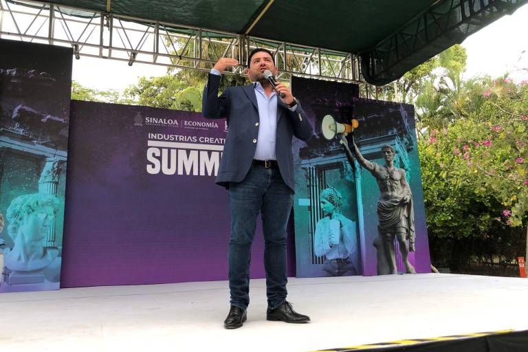 Aplauden jóvenes las propuestas del músico y empresario Sergio Lizárraga