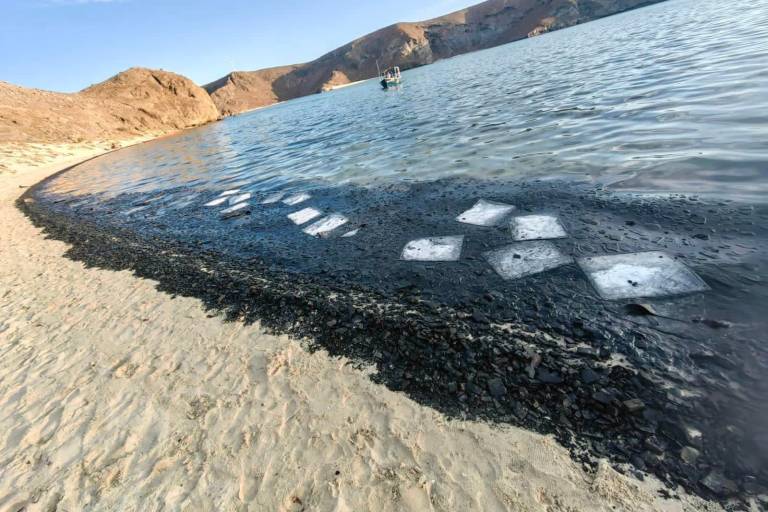 Yate se incendia en playa Balandra, una de las más bonitas de México, y provoca contingencia ambiental