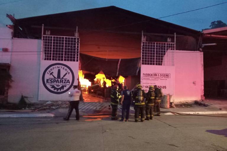 Se incendia taller de carpintería en Culiacán