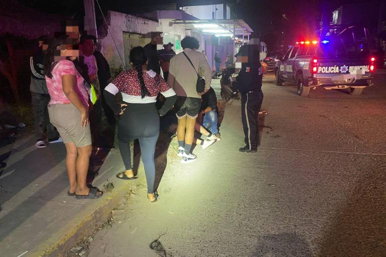 Vehículo embiste a una mujer en motocicleta sobre la calle Morelos