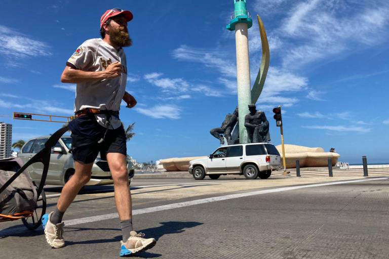 Recorre Mazatlán el deportista alemán de alta resistencia, Jonas Deichmann