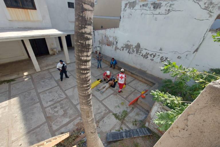 Trabajador cae desde el tercer piso de una construcción sobre el Paseo Claussen, en Mazatlán
