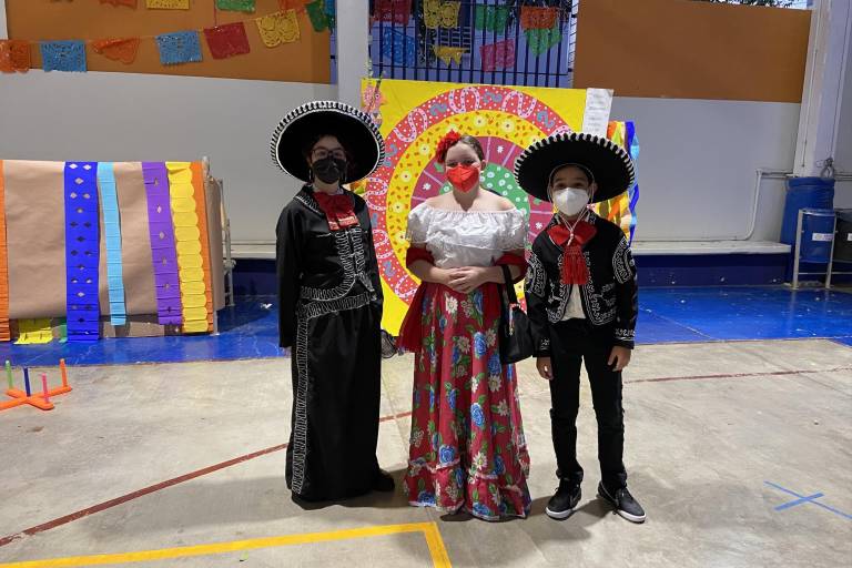 Conviven en la fiesta mexicana