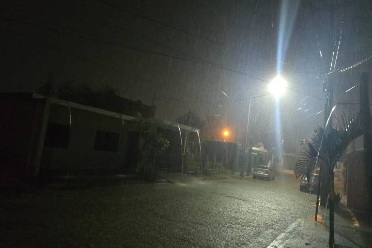Fuertes lluvias sorprenden a Rosario por efectos de la tormenta Raymond