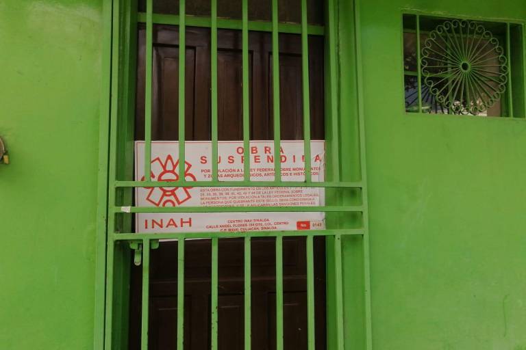 INAH coloca letrero de suspensión a la casa del ‘Chino Billetero’; prohíbe sacar piezas
