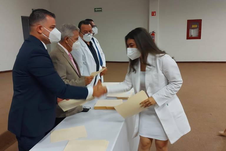 Se gradúa una nueva generación de médicos internos del HGC