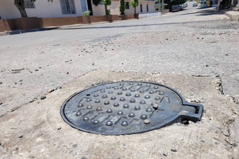 Japac repara fuga de aguas negras en la Rosales tras denuncia