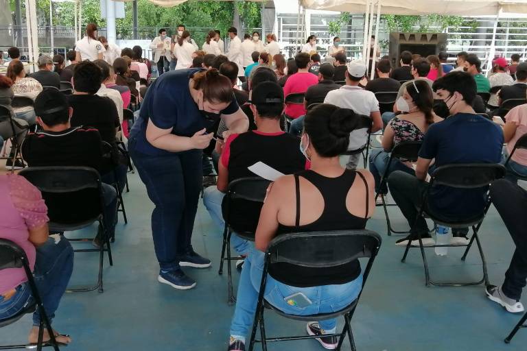Fluye fila para vacunación de 18 años en adelante en el Centro Cívico de Culiacán