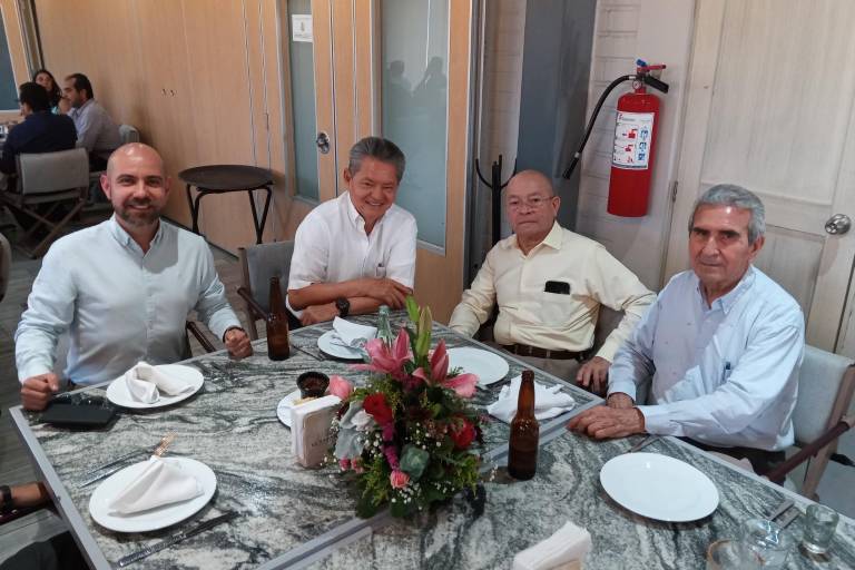 Celebran abogados su día con amena reunión